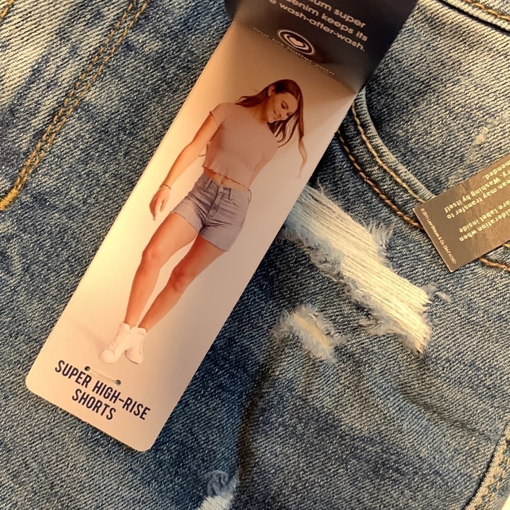 Levi’s Denizen Super High Rise Shorts - Picture 3 of 5
